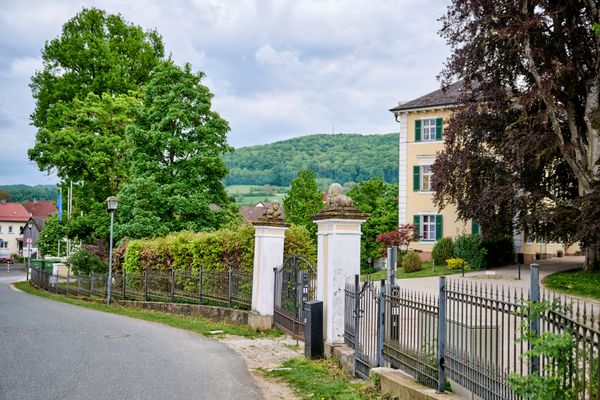 Blick auf den Eingangsbereich in den Garten von einem Schloss.
