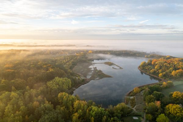 Luftaufnahme vom Oldenstädter See beim Sonnenaufgang mit Herbstfärbung
