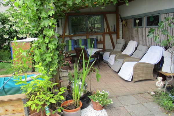 Gartenterrasse mit Liegesesseln