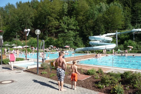 Sommerbad mit Riesenwasserrutsche