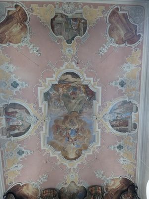 Das Bild zeigt Gemälde an der Decke in der Wallfahrtskirche Mariä Geburt in Glosberg.