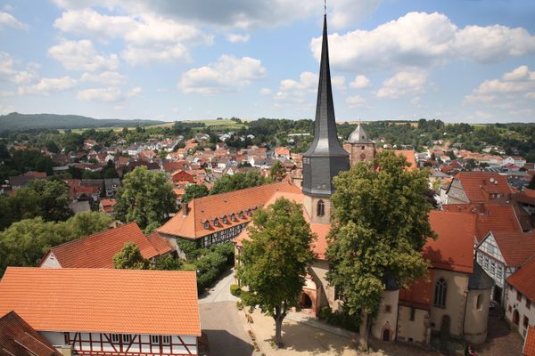 Von einem Turm geht der Blick über die vielen roten Dächer des Fachwerkortes weit ins Umland. Felder und Wälder umgeben die mittelalterliche Kleinstadt Schlitz.