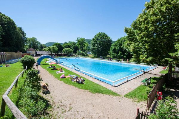 Blick von der Liegewiese auf das fast leere Schwimmbecken