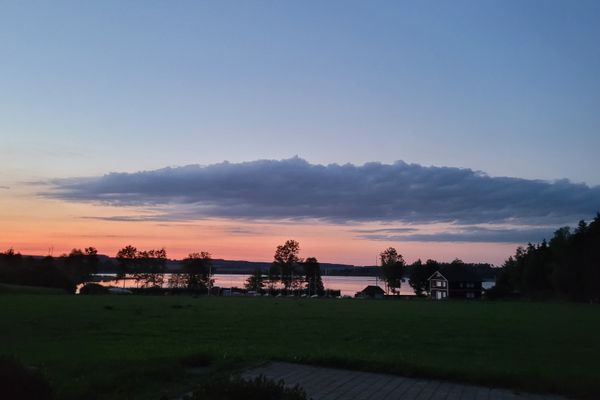 Auf dem Bild ist ein Sonnenuntergang in Richtung See zu sehen