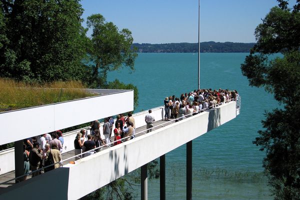Der Steg des Buchheim Museums am Starnberger See