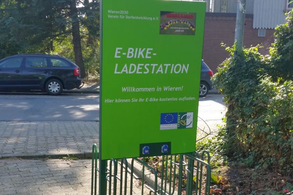 E-Bike-Ladestation in Wieren mit Fahrradständern und kostenfreien Lademöglichkeiten für Radfahrende.