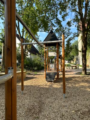 Das Bild zeigt den Kletterturm mit Turnmöglichkeiten am Spielplatz im Stadtgraben in Kronach.