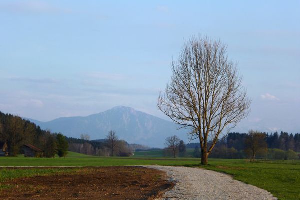 Begleitet von einem grandiosen Bergblick geht es aus dem Ort hinaus.
