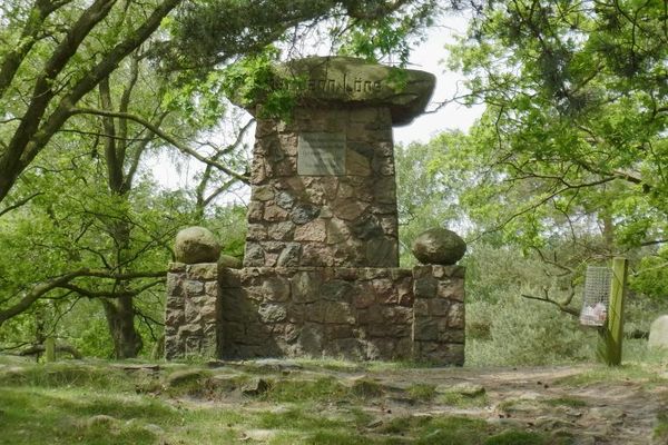 öns Denkmal aus Feldsteinen mit Aufschirft "Lass deine Augen offen sein, geschlossen deinen Mund, und wandle still, so werden dir geheime Dinge kund.