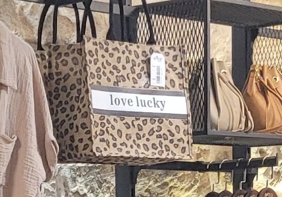 Handtasche mit Love Lucky Aufschrift