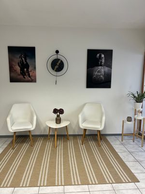 Auf dem Bild sind die Sitzgelegenheiten im Inneren des Salons zu sehen.