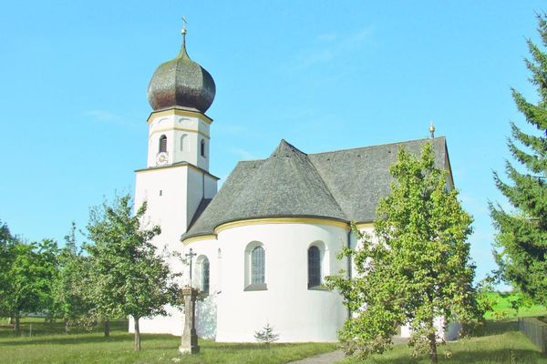 Die Kirche St. Christoph in Ascha besteht aus einem kleeblattförmigen Zentralbau mit Schindeldach und einem Zwiebelturm mit Kreuz auf der Turmspitze.
