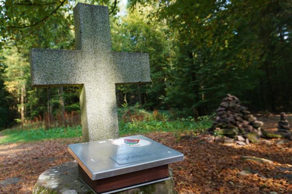 Das Gipfelkreuz markiert den höchsten Punkt auf dem Wannenberg