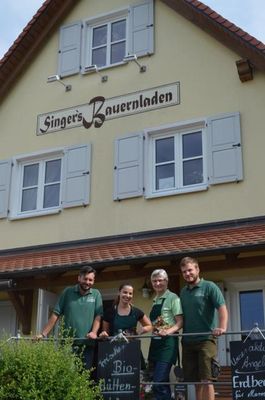 Das Team hinter Singers Bauernladen (von links): Daniel, Theresa, Monika und Andreas Singer. Vater Konrad fehlt auf dem Bild