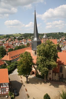 Von einem Turm geht der Blick über die vielen roten Dächer des Fachwerkortes weit ins Umland. Felder und Wälder umgeben die mittelalterliche Kleinstadt Schlitz.