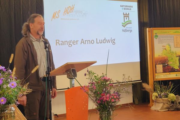 Naturpark-Ranger Arno Ludwig begleitet die Mittelschule