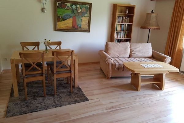 Wohnbereich mit Couch und Sitzmöglichkeiten