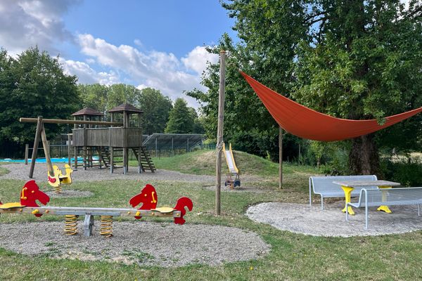 Das Bild zeigt den Spielplatz mit diversen Geräten am Freibad.