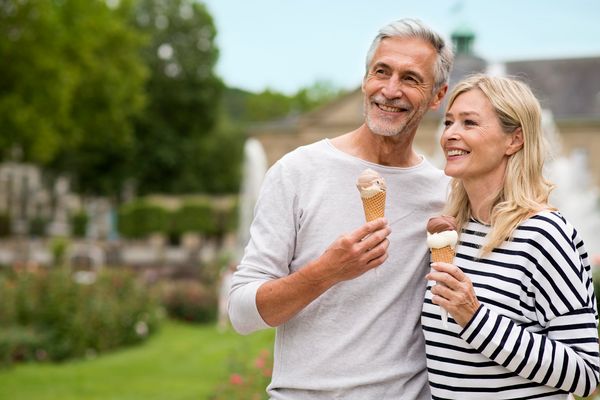 Eis essen im Rosengarten in Bad Kissingen