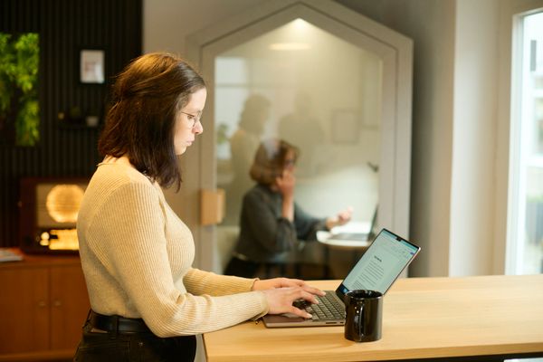 Zwei Frauen arbeiten Remote