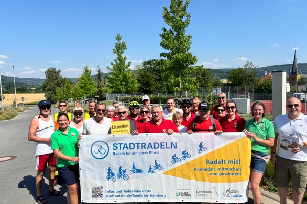 Die Litzendorfer Radlerinnen und Radler beim Start an der Doppelsporthalle in Litzendorf