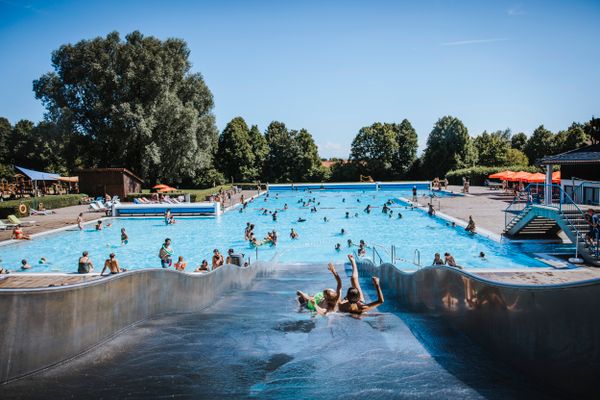 Warmfreibad Thaining Schwimmbecken mit Rutsche