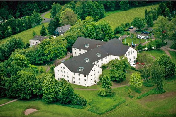 Auf dem Bild ist das Golfhotel von oben zu sehen.