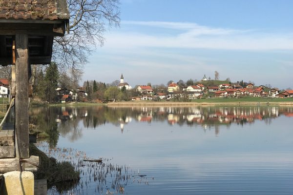 Soier See mit Bad Bayersoien im Hintergrund