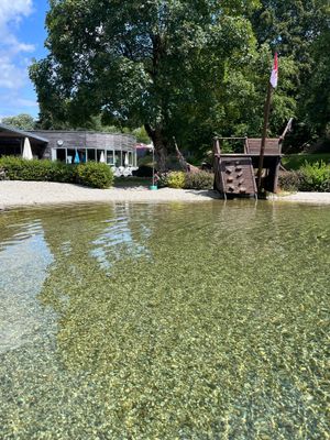 Das Bild zeigt den Blick auf die Imbisshütte und Wasserwacht.