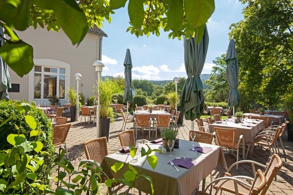 Auf dem Bild ist der Außenbereich (die Terrasse) des Golfhotel Fahrenbach zu sehen.
