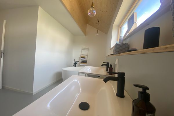 Nahaufnahme der beiden Waschbecken im Badezimmer