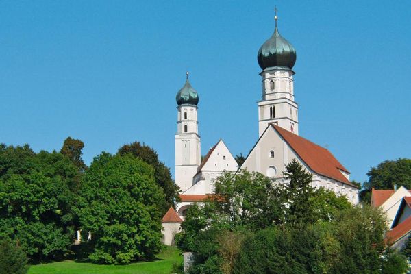 Die Doppelkirchenanlage Haindling mit ihren markanten Zwiebeltürmen ist von dichten Laubbäumen umgeben.