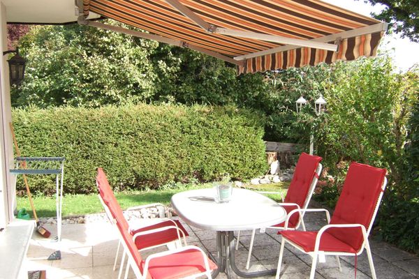 Ferienwohnung Peschel Terrasse mit Tisch und Markise
