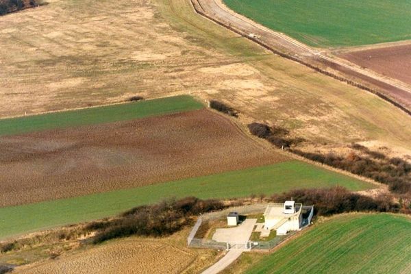 Es wurden natürlich nicht nur vom Osten aus beobachtet: Luftbild vom damaligen OP Thirteen (Beobachtungsposten der US Armee in den 1980er Jahre, vorher war es eine einfache Holzhütte) am Staudenholz unweit des BT-9 auf dem Warthügel