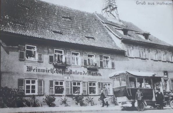 Weinwirtschaft mit Kraftpost-Bushaltestelle