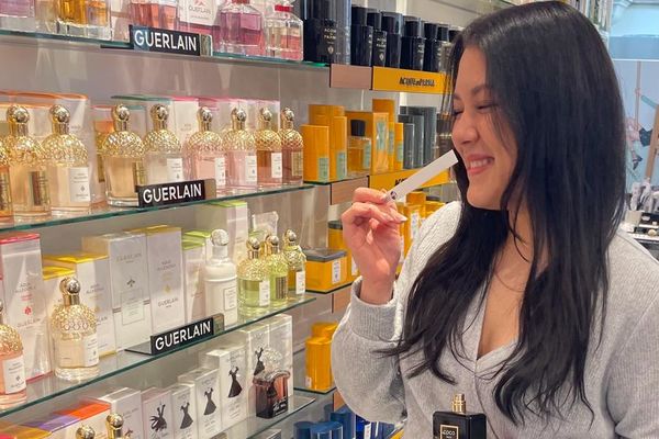 Top Parfümerie_Dame riecht an Parfum