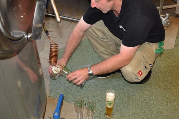 Bier welches direkt von den Maschinen in der Brauerei gezapft wird.