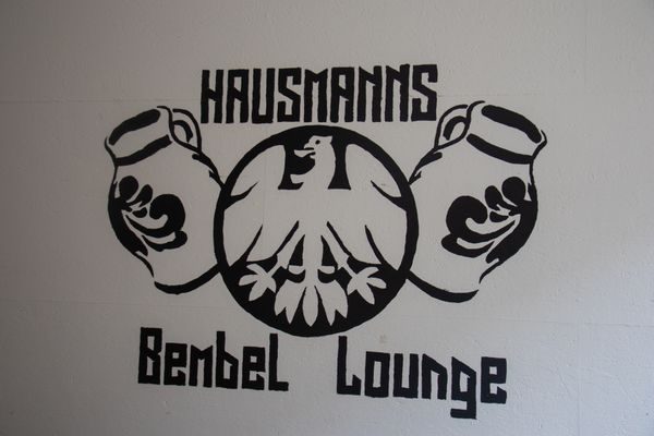 Logo der Hausmanns Bembel Lounge im Außenbereich des Gasthofes