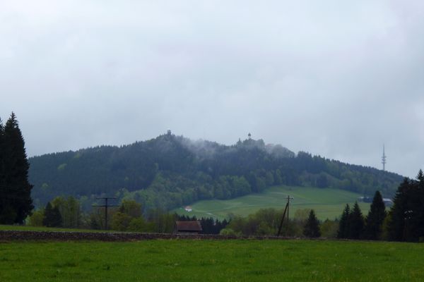 Westlich von Hohenpeißenberg bietet sich ein schöner Blick auf den Hohen Peißenberg mit der Wetterstation und der Wallfahrtskirche.
