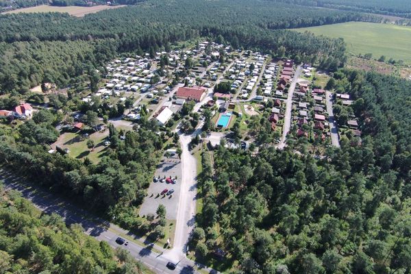 Die Campinganlage mit seinen Mietunterkünften aus der Luft
