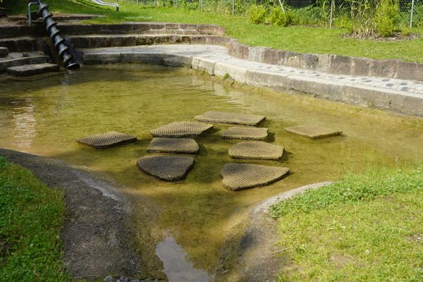 Wasserspielplatz: Teich mit Trittsteinen