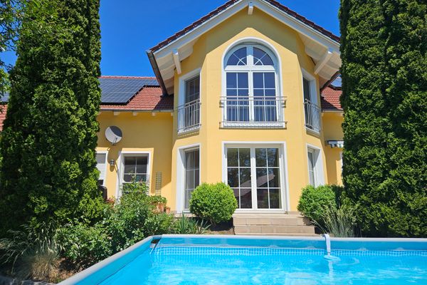 Hausansicht mit Pool