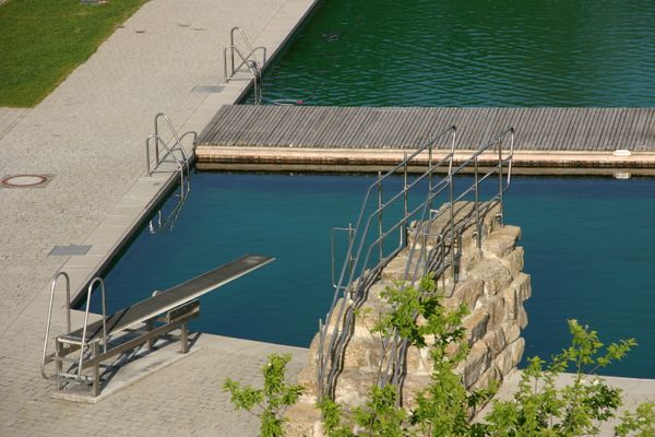 Freibad mit Sprungturm