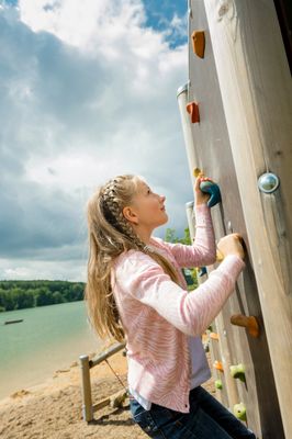 Ein großer Sandstrand mit Spielplatz lädt zur Bewegung ein