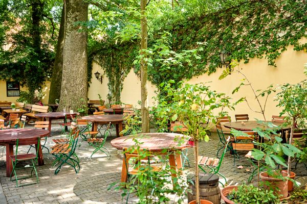 Blick in einen bestuhlten Biergarten
