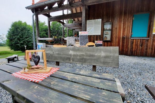 Auf dem Foto ist das Infohaus am Goldberg abgebildet.
