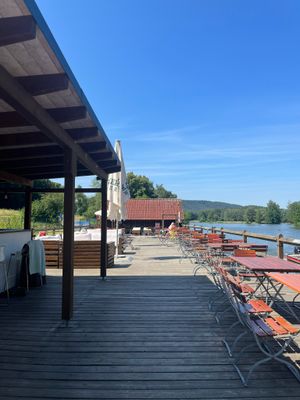 Auf dem Bild sind Sitzgelegenheiten auf der Terasse am Badesee Trebgast zu sehen.