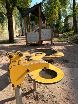 Das Bild zeigt den Wasserspielbereich im Sand mit diversen Spielelementen am Spielplatz im Stadtgraben in Kronach.