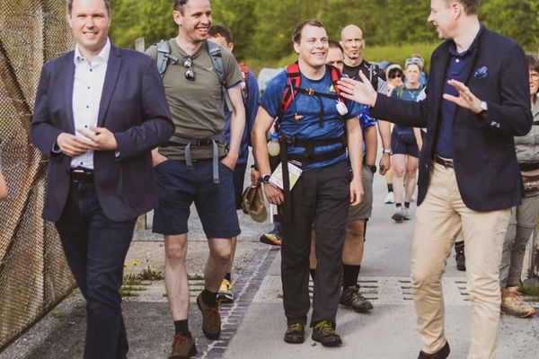 Das Bild zeigt Wanderer beim Start zu einer Wanderung. Dr. Oliver Bär und Bürgermeister Alexander Kätzel sind mit im Bild.