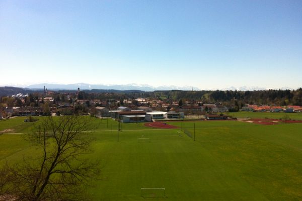 Vom Höhenweg am Klinikum hat man einen grandiosen Weitblick auf die Alpen und Schongau
